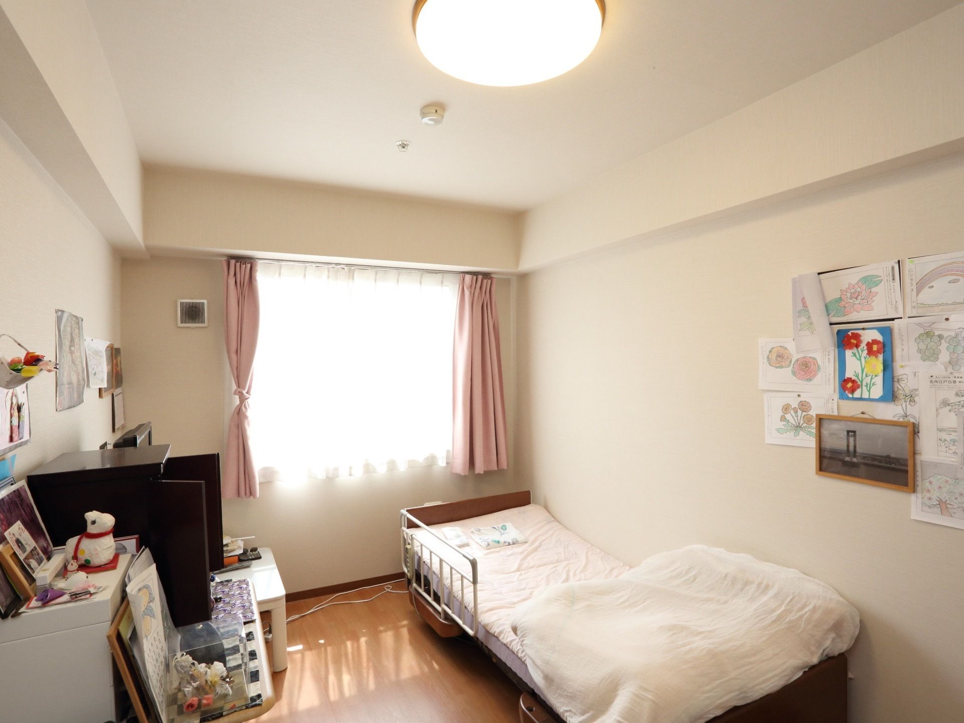 居室は白を基調としていて、大きな窓が設けられているため明るい。家具などを置くにも十分なスペースがあり自分らしい生活を楽しめる。
