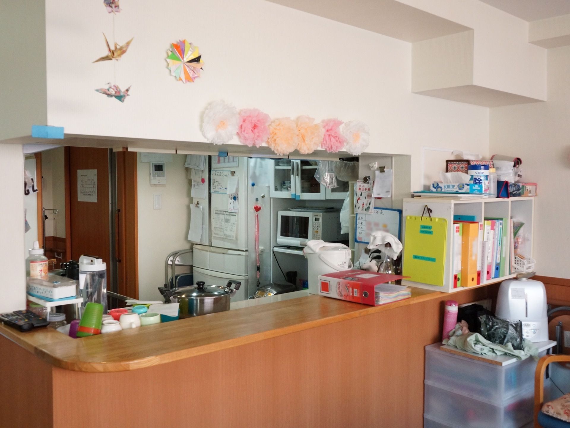 調理場と食堂。カウンターとなっているため、調理中も入居者様とスタッフが直接コミュニケーションを取ることができる。