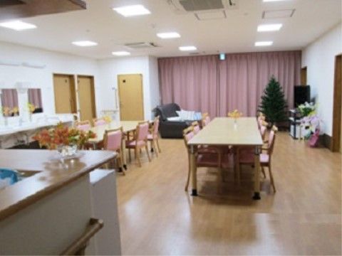 「グループホーム花物語たかつ南」のリビング。お食事を楽しめるスペース。