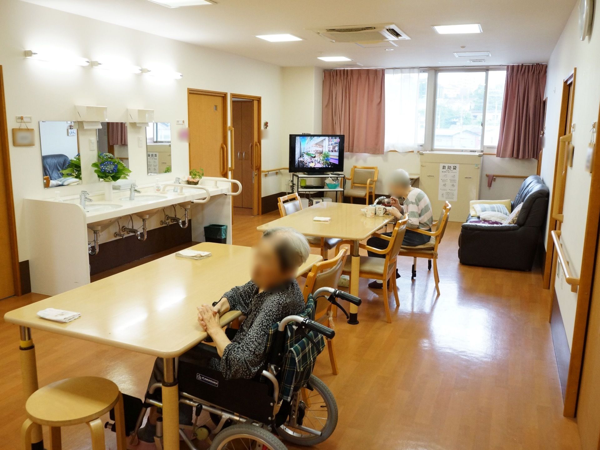 テレビが設置してあり入居者様が一緒に観ることができる。窓際には避難装置が付いていて緊急時はそれを使って外へ出る。