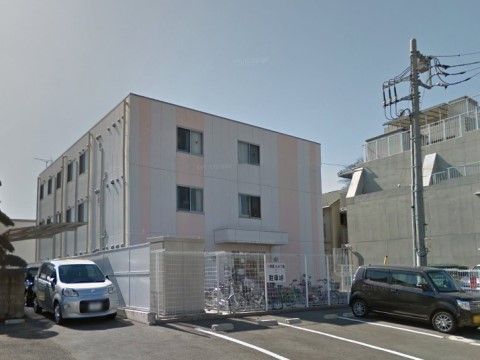 「グループホーム花物語たかつ南」の外観。敷地内に駐車スペースを設けている。