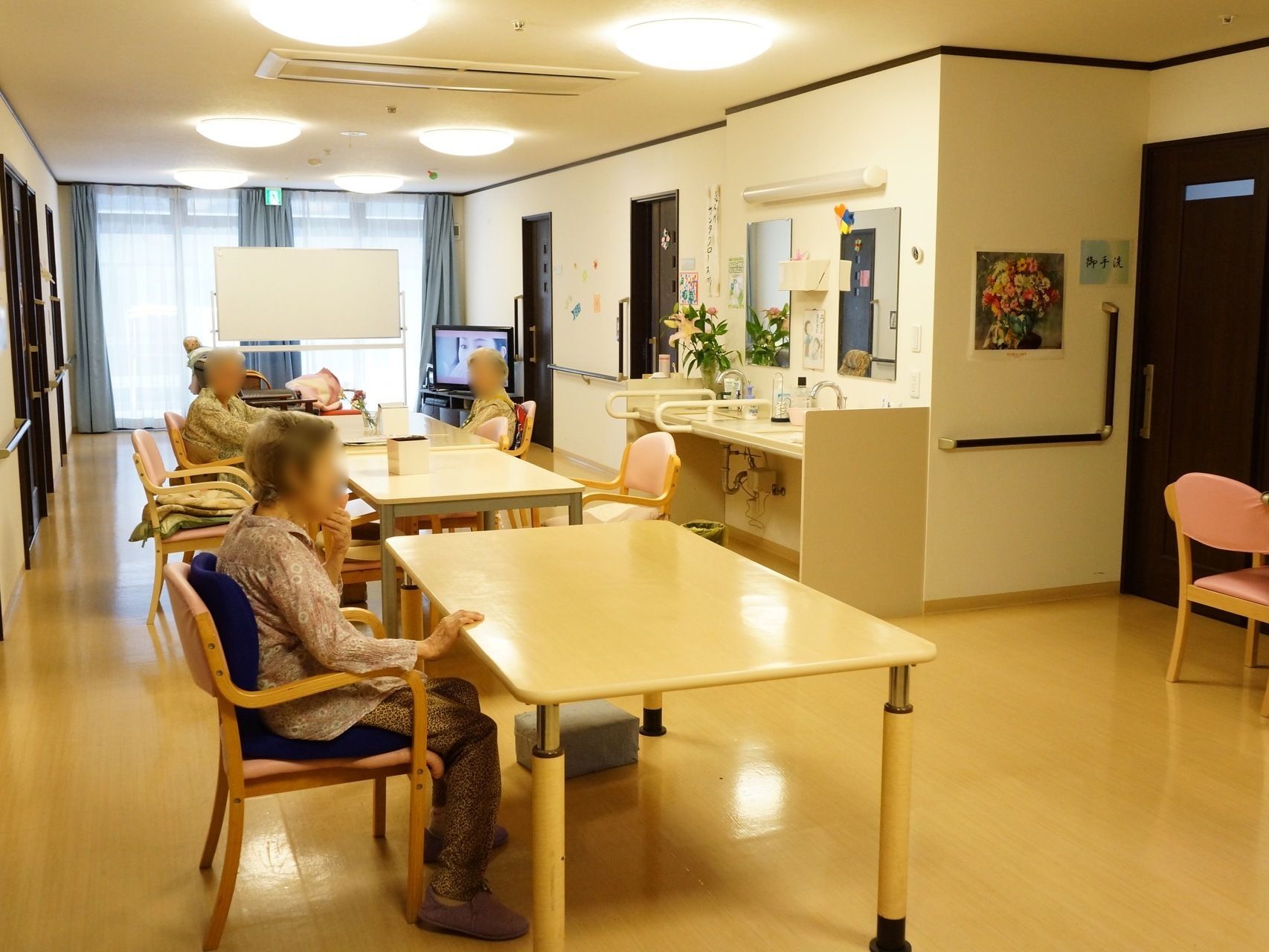 部屋の中央にテーブルが置いてある。テーブルの足には、クッション材を付け、トイレ前の壁などには手すりを設けている。