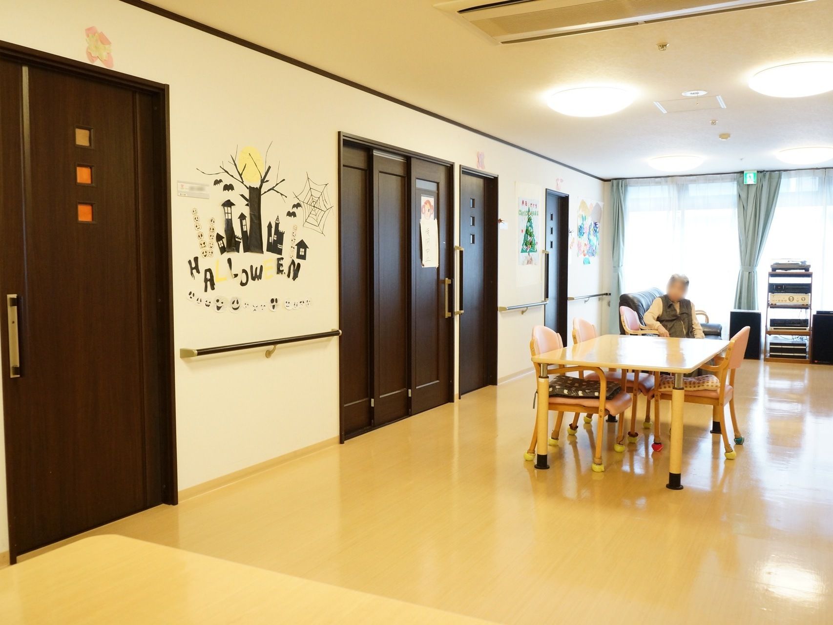 トイレや部屋のドアに囲まれた共有スペースの壁には、季節のイベントに合わせたデコレーションを施している。