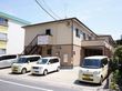 数台自動車を駐車することが可能なスペースがある。施設のタクシーが数台止まっていて、中には車椅子マークの自動車もある。