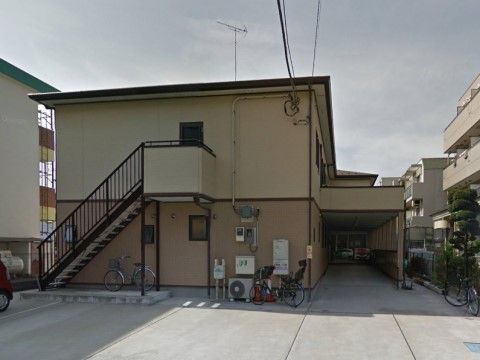 グループホーム花物語たま東の外観。玄関前はフラット仕様で車いすでも簡単に乗り入れ可能に完備されている。