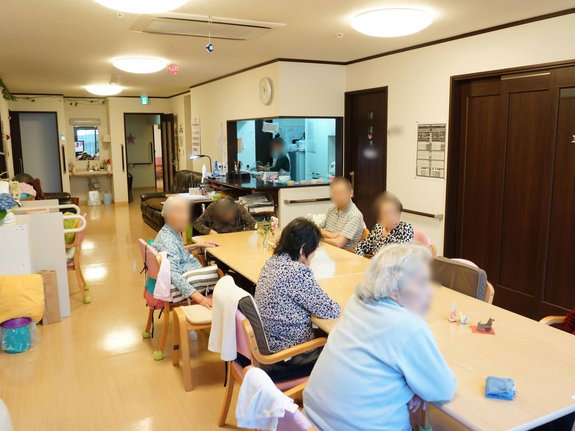 リビングには背もたれ付きの椅子が複数あり、入居者様に椅子に座ってくつろいでいただくことが可能である。
