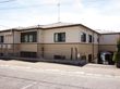 施設の１階はレンガ調の壁を採用している。二階建てであり二階部分は白い壁となっている。入り口付近には自動販売機がある。