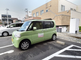 介護施設のエントランスと駐車場