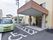 入口は自動ドアである。玄関の外側は屋根が設置されている。地面はバリアフリー構造で、玄関の目の前は駐車スペースになっている。