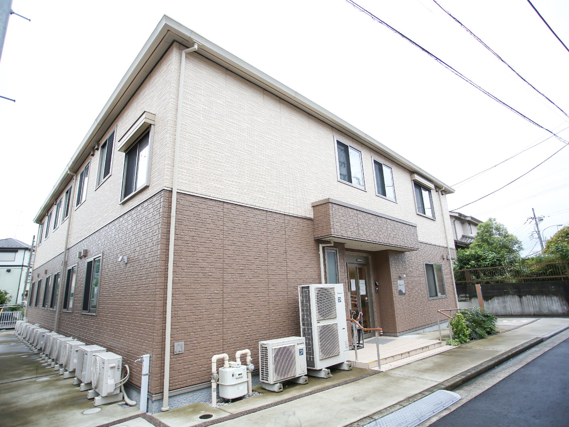 道路から見た、介護施設全体の外観