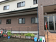 静かな住宅街にある介護施設の外観