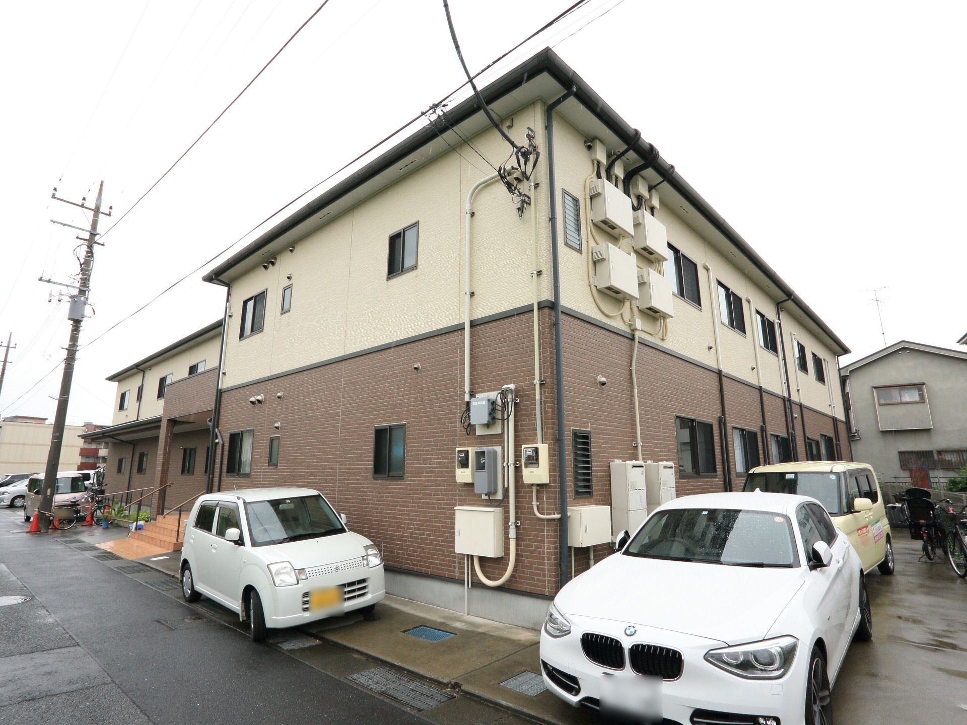 木造２階建ての建物で、定員18名の完全個室制である。ベージュとブラウンのツートンのあたたかみのある外観をしている。