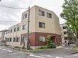 施設はベージュや茶色の壁で覆われた、コンパクトな建物である。壁には規則的に窓が配置されており、日の光を施設全体に取り入れている。