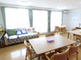 介護施設の居間と廊下の風景