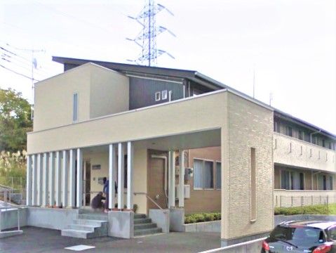 グループホーム花物語まちだの外観。大きな駐車場を完備しておりますので、ご来訪の際はお車でのお越しが出来ます。