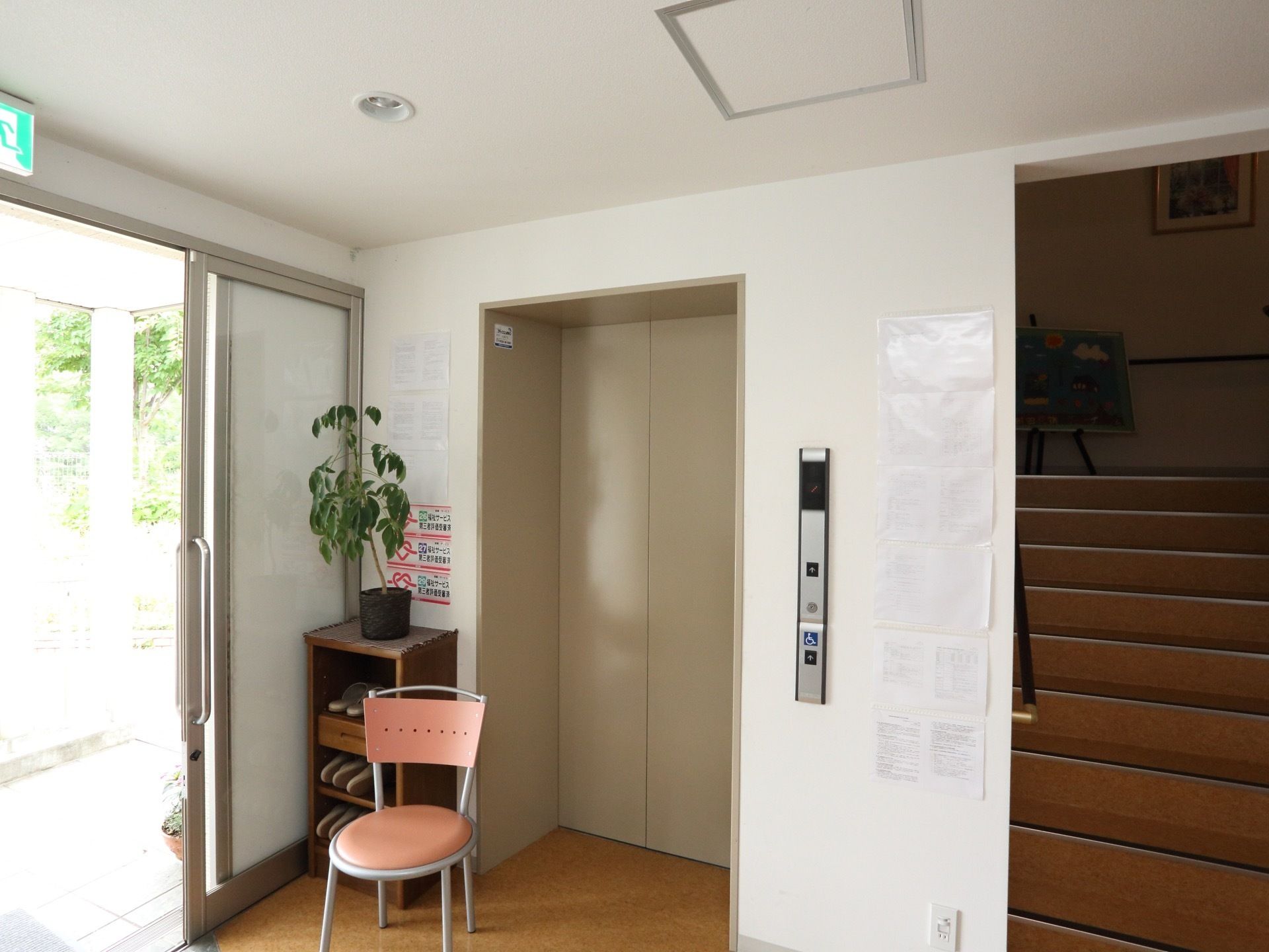 玄関横に、階段だけでなくエレベーターも設置されている。椅子も用意されているので、靴の履き替えも快適に行える。