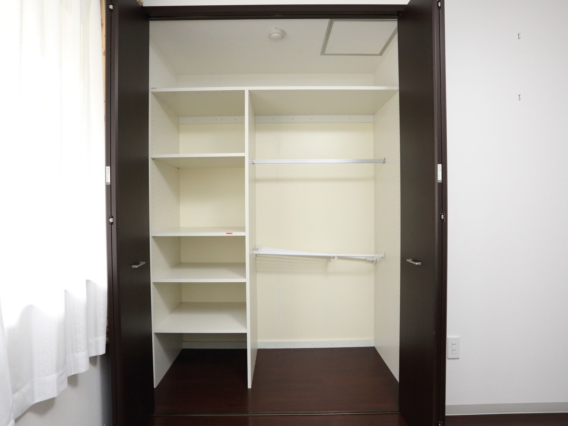 居室に用意されている収納棚。中は、仕切りやハンガーラックが付いている。洋服や荷物の収納が可能になっている。