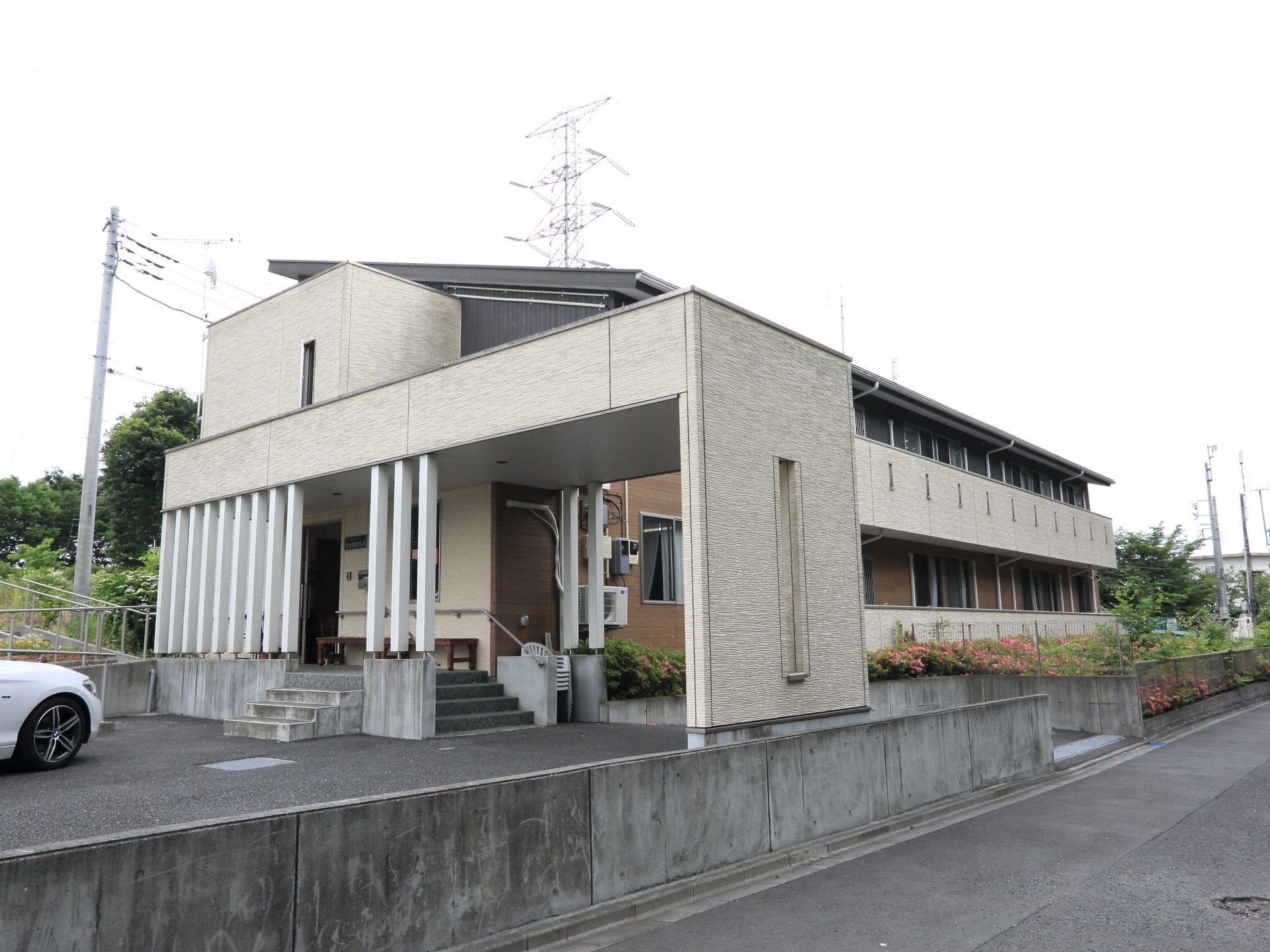 駐車場が広くなっており、自動車の利用も快適になっている。窓とバルコニーが付いており、施設の外にはスロープも設置されている。
