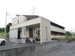 駐車場が広くなっており、自動車の利用も快適になっている。窓とバルコニーが付いており、施設の外にはスロープも設置されている。