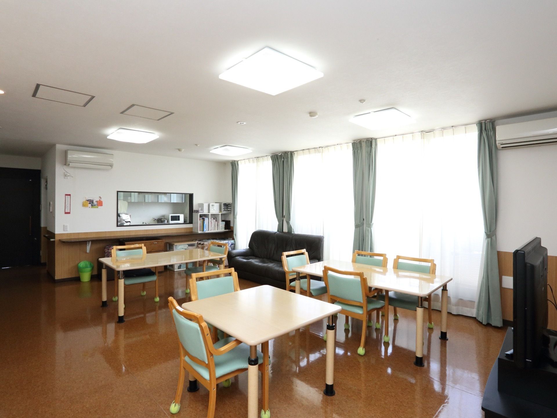 広い一室に、テーブルと椅子が設置されており、台所もある。テレビやソファーも置かれているので、食事だけでなくテレビ視聴も可能になっている。