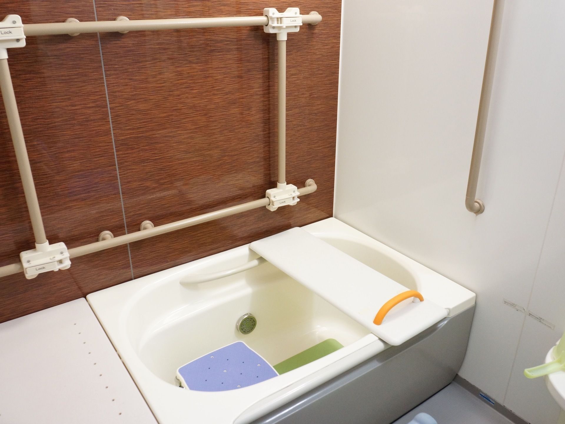 一人用の浴槽が設けられ、壁には手すりがある。浴槽内に手すり、滑り止め、座椅子が設置されており、安全性が高い。
