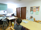 介護施設の居間と廊下の様子