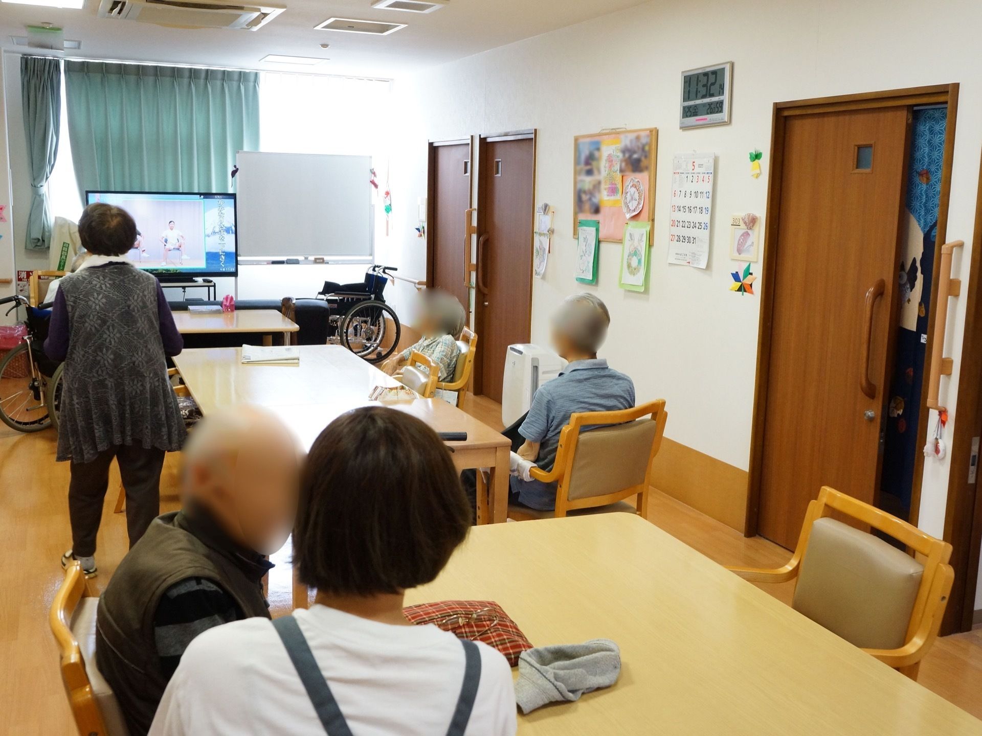 細長い形の部屋で、窓際にはテレビとホワイトボードが置かれている。入居者様がリラックスしながら過ごせる。