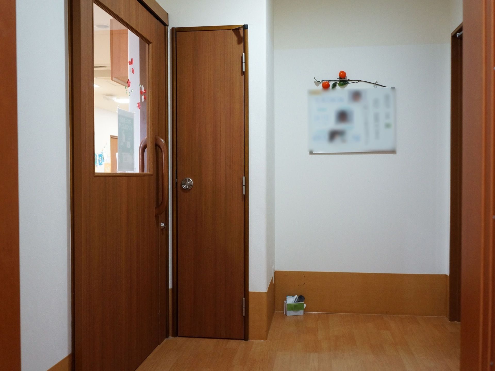 館内は白と木目調を基調としたスッキリとしたデザインになっている。スタッフルームの扉は幅の広い引き戸タイプになっている。