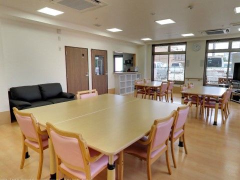 介護付有料老人ホーム花珠の家かながわのリビング。大きなリビングスペースでは、日々のレクリエーションやイベントを催しております。