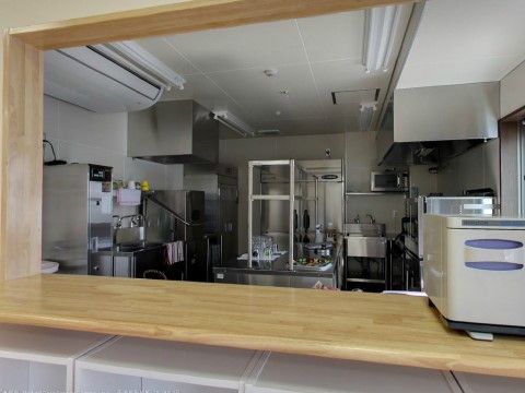 介護付有料老人ホーム花珠の家かながわの厨房。栄養バランスの整った、美味しいお食事を毎日出来たてでご提供しております。