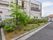 建物の傍に、樹木や花などを植えた広々とした花壇を設けている。緑豊かな癒しの空間である。その中に洗濯竿を備えている。