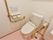 白い壁の明るいトイレがある。壁に呼び出しボタンがあるので、安心して利用することができる。温水洗浄便座を採用しており快適である。
