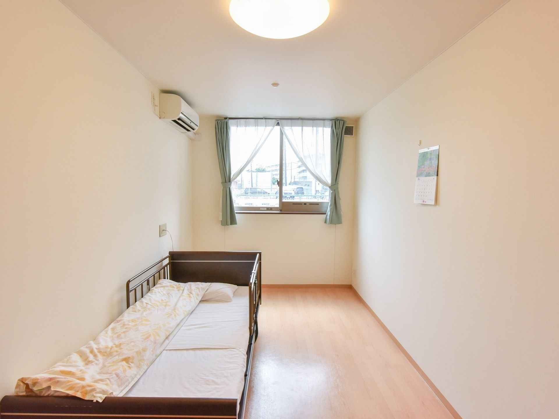 ベッドが設置されたシンプルな清潔感のある居室である。お好きな家具を配置して部屋作りを楽しむことができる。