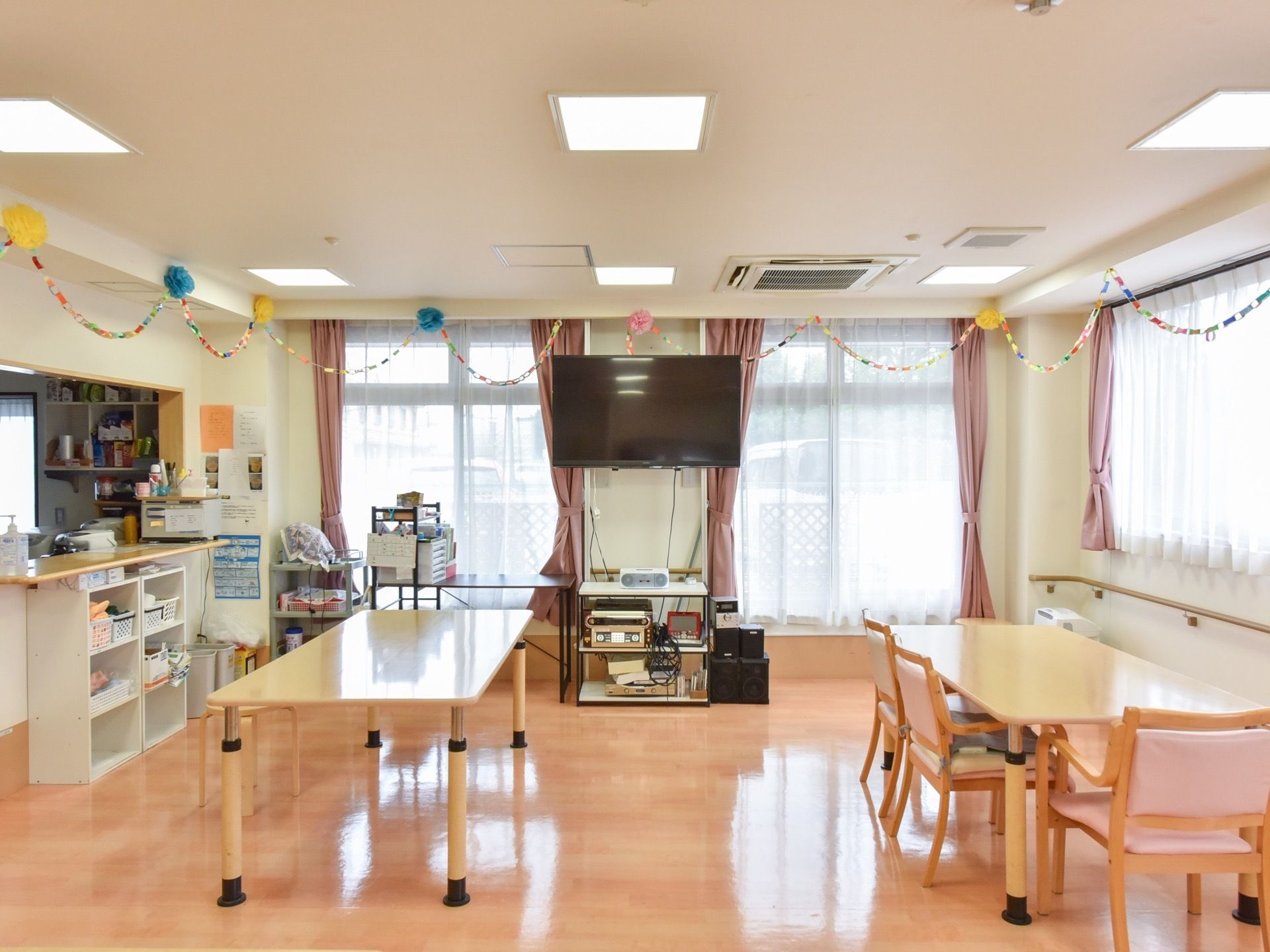 大きなテレビを設置した、大勢でくつろぐことができるスペースである。壁に手すりを設置しており、安全に移動することができる。
