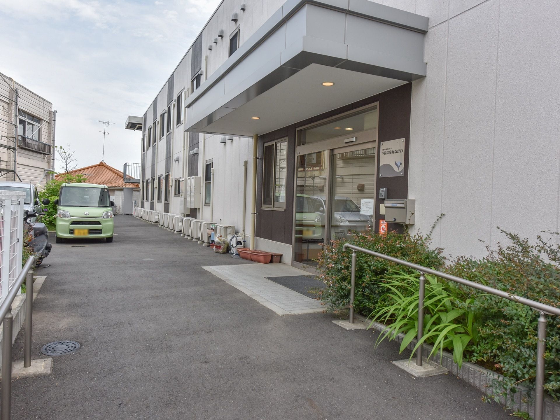 玄関の扉は自動ドアになっており、安全に出入りすることができる。扉の脇には草花が多く植えられており、自然を感じることができる。