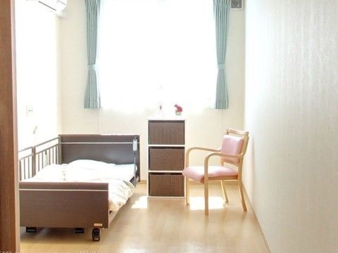 介護付有料老人ホーム花珠の家かながわの居室。居室は全て完全個室制となっており、毎日を安心してお過ごしいただけます。