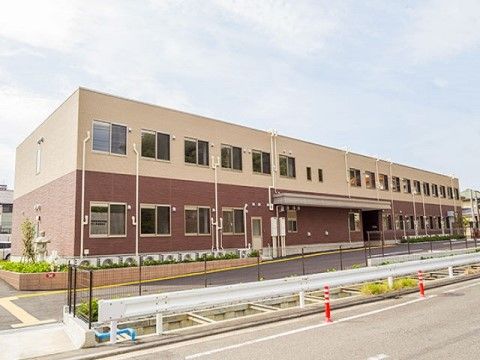 「介護付有料老人ホーム花珠の家かなざわ」の外観。落ち着いた色合いの外観。