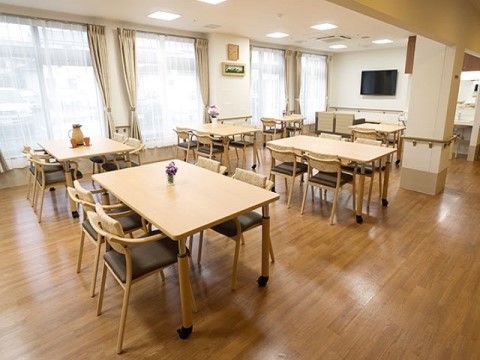 「介護付有料老人ホーム花珠の家かなざわ」の共有スペース。広々としたスペースを確保している。