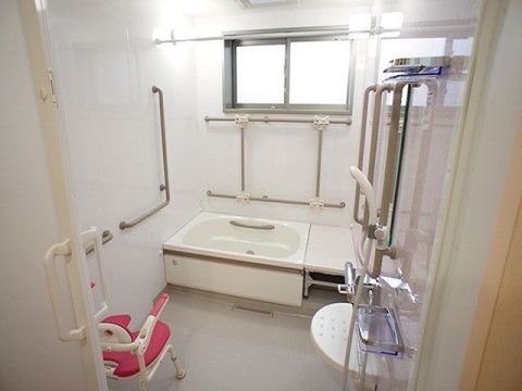 「介護付有料老人ホーム花珠の家かなざわ」の個浴室。浴槽周りに手すりを設けている。