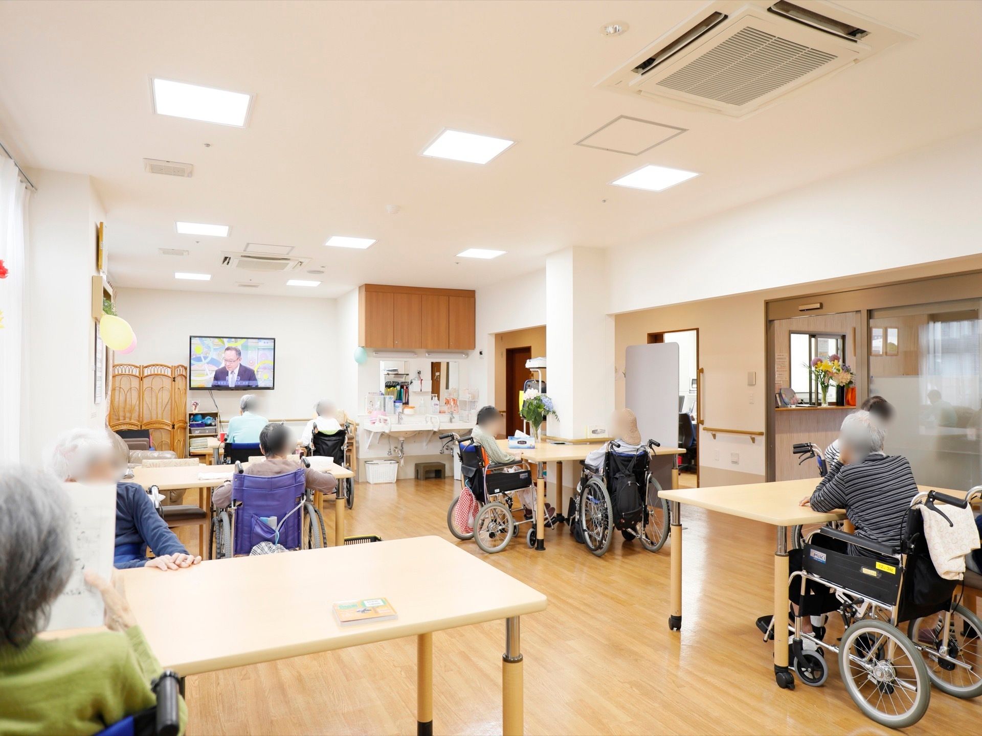 テレビなどの娯楽設備も充実しており、毎日の生活を楽しく送ることができる。また、他の入居者様とのコミュニケーションも取れる空間になっている。
