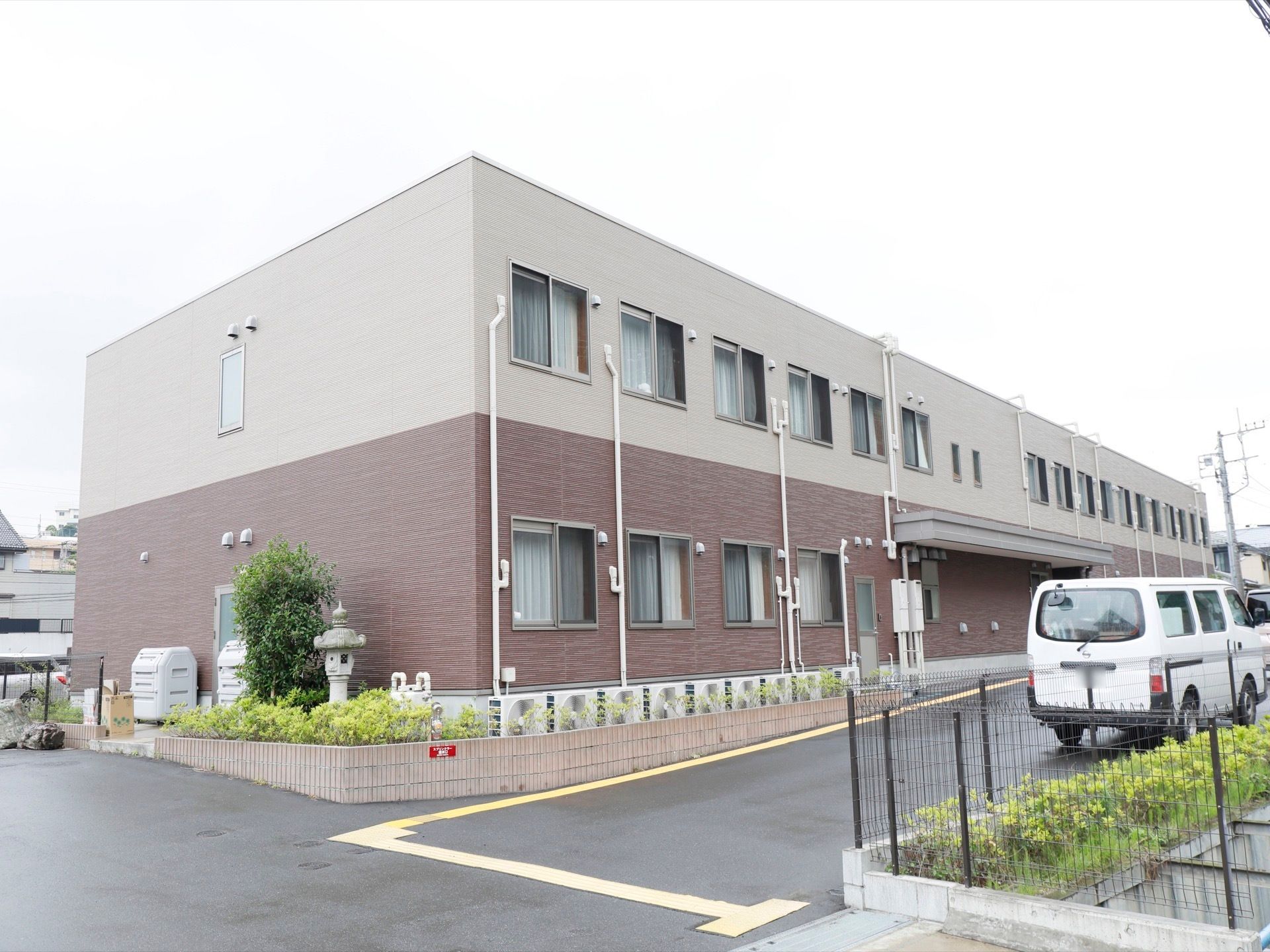 建物前の走路は緩やかなスロープになっていて車椅子でも移動がしやすい。また、綺麗な外観なので安心してご入居できる。