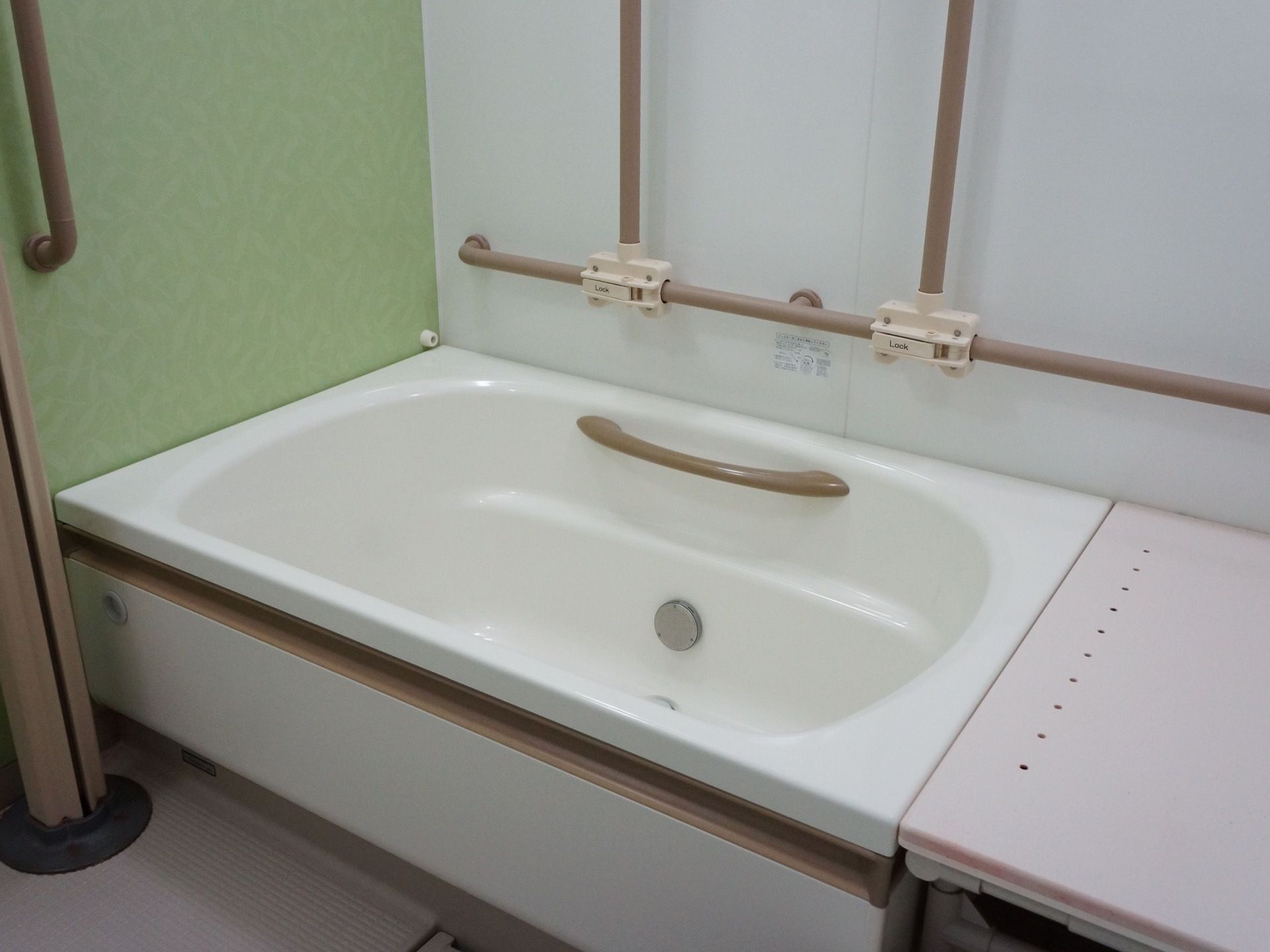 浴槽の横に台を置き、壁に手すりを完備している浴室である。自立の方がお一人で入浴が行えるように安全面にも配慮した造りである。