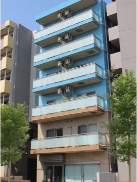 ６階建ての建物であり、各階にはベランダが設置されており、建物の色は青系およびオレンジ系の配色になっている。