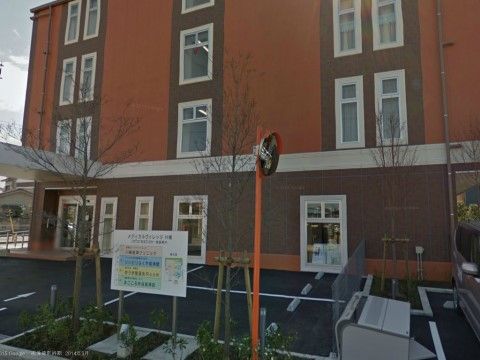 サービス付き高齢者向け住宅リハビリふくや高津館の外観。大きな駐車場を完備しておりますので、ご来訪の際はお車でのお越しが出来ます。