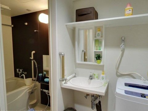 サービス付き高齢者向け住宅リハビリふくや高津館の浴室。居室内に設置されている個人専用の洗面台となっております。