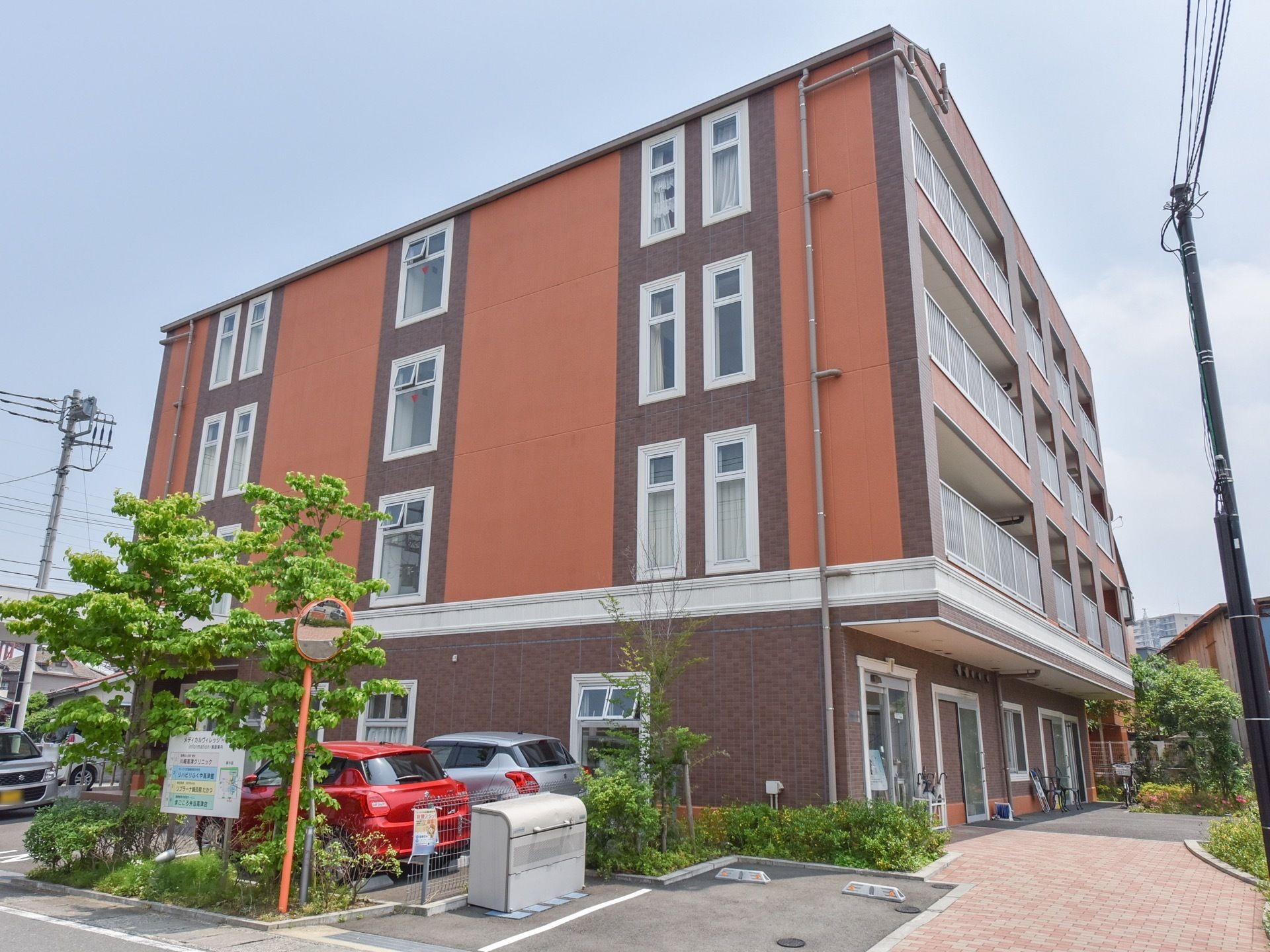 施設は４階建てで、茶色を中心に配色した近代的な様相の建物である。建物の２階以上の階層にはベランダが設けられている。