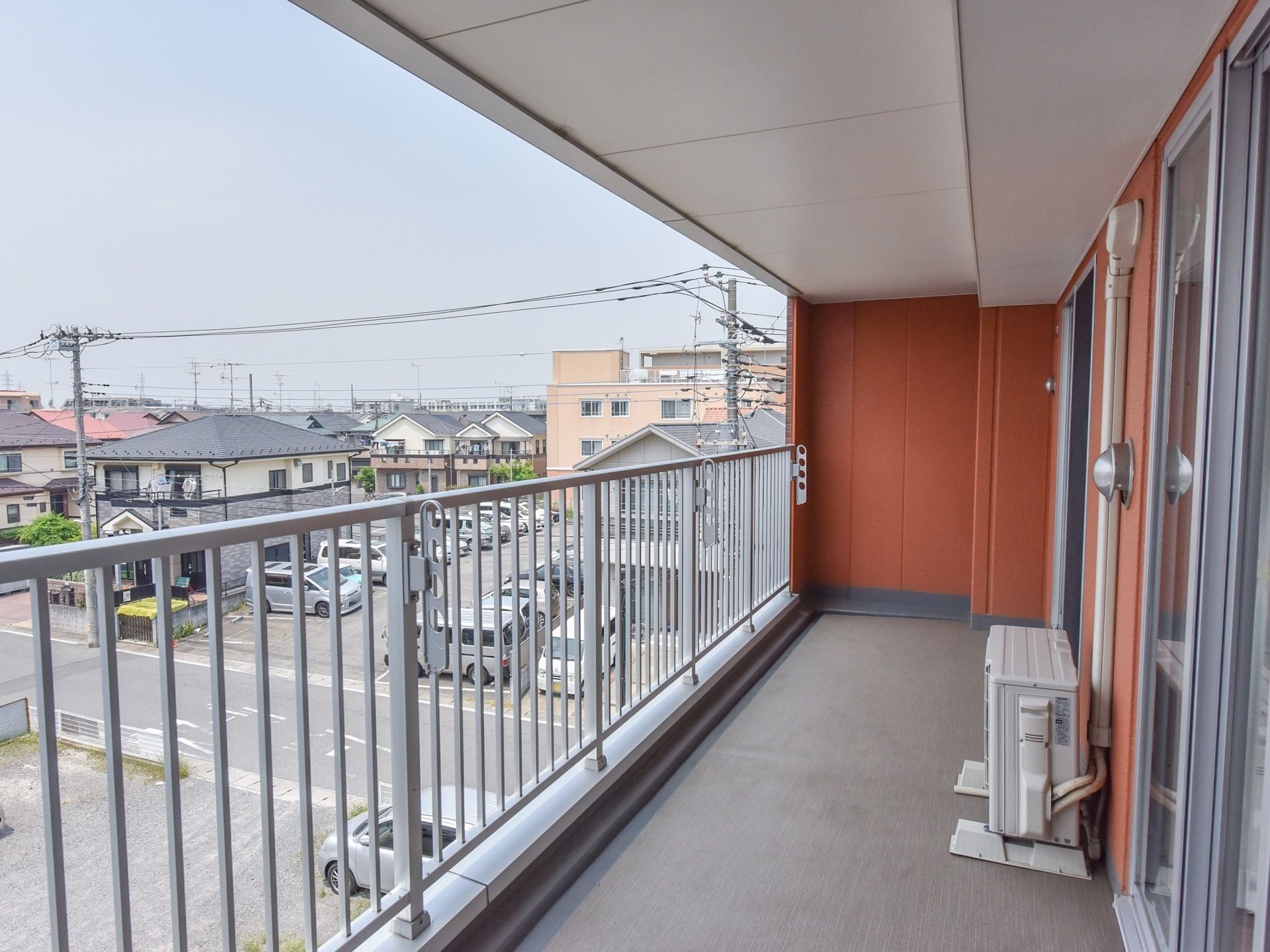 居室などに設置された窓を通じてベランダに出ることができる。奥行きのある整然とした設計となっており、転落防止用の柵が設置されている。