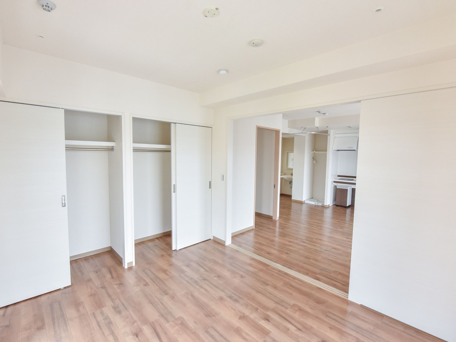 居室は２つの広い部屋がつながった広々とした設計をしている。部屋の中央は扉で仕切ることが可能であり、仕切りからは段差が取り払われている。