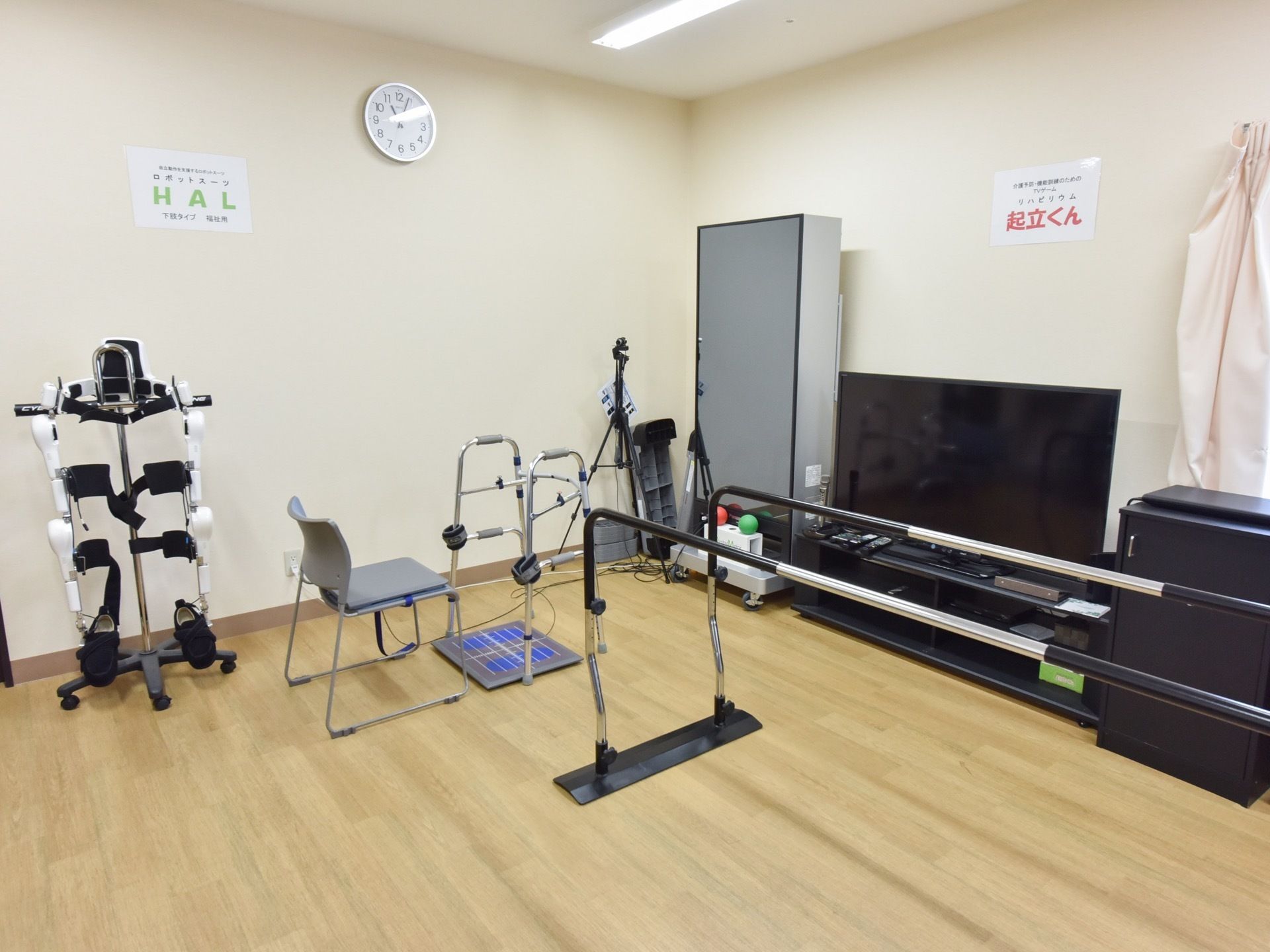 フローリングの敷かれた明るいスペース内に、入居者様の歩行訓練を行うための器具がさまざまに用意されている。