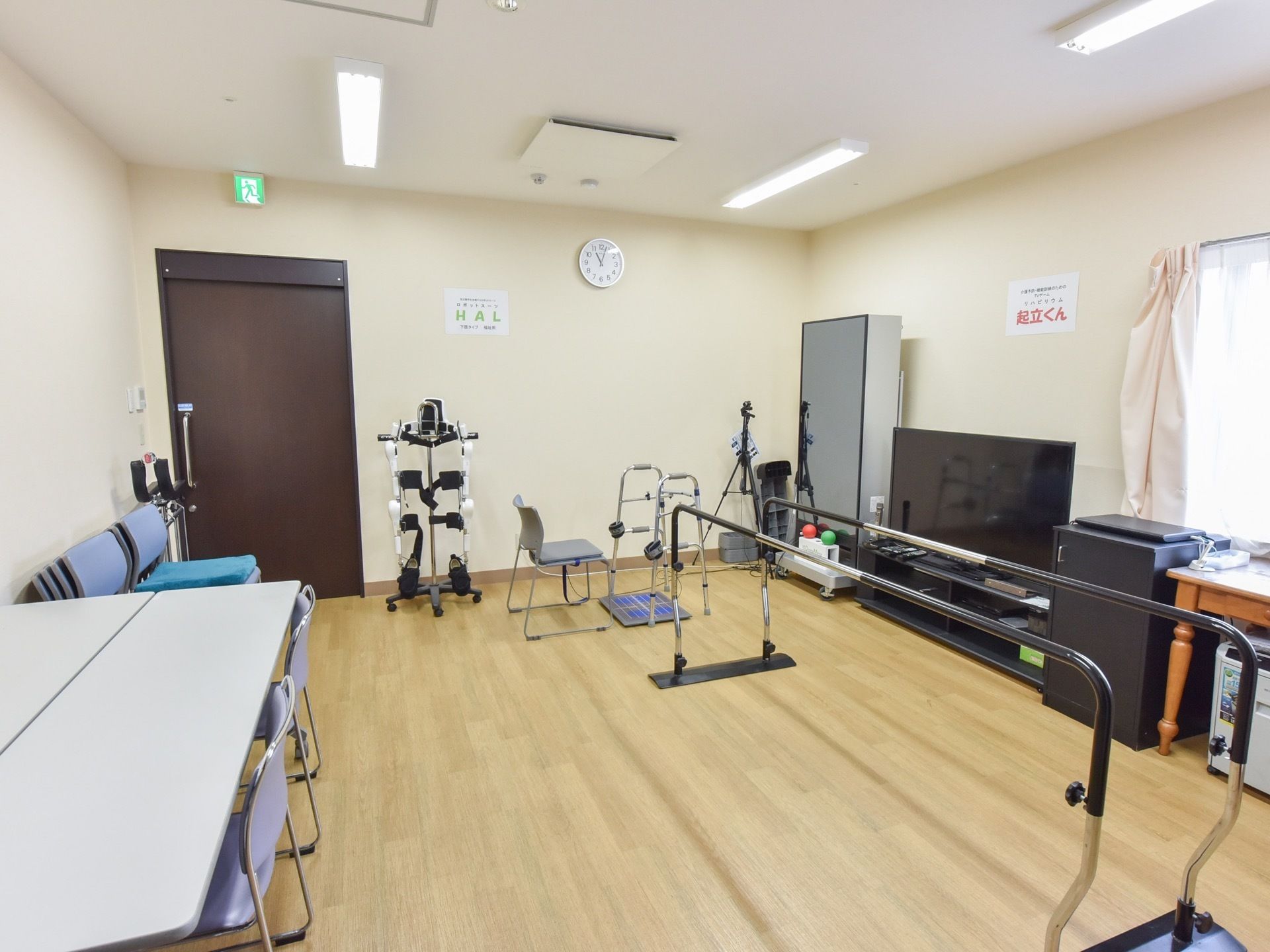 室内奥には、最新鋭のロボットスーツが配備されている。下半身だけでなく身体全体の動きを感知し、効果的な動作支援を行うことが可能となっている。
